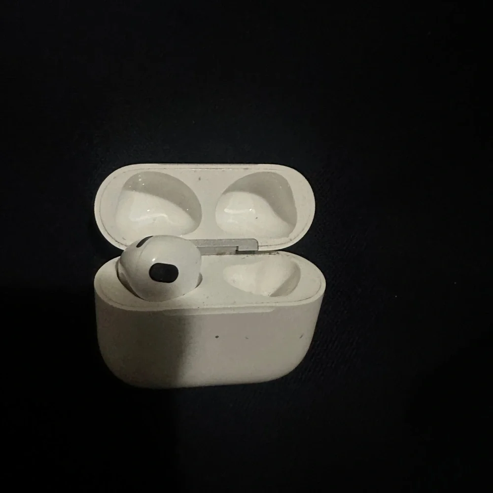 Apple Airpods 2nd Generation - case and only Left side AirPod Used